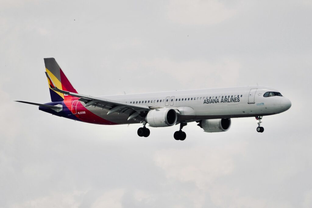 Photo by Pham Huynh Tuan Vy: https://www.pexels.com/photo/asiana-airlines-airbus-a321-mid-air-flight-32877119/